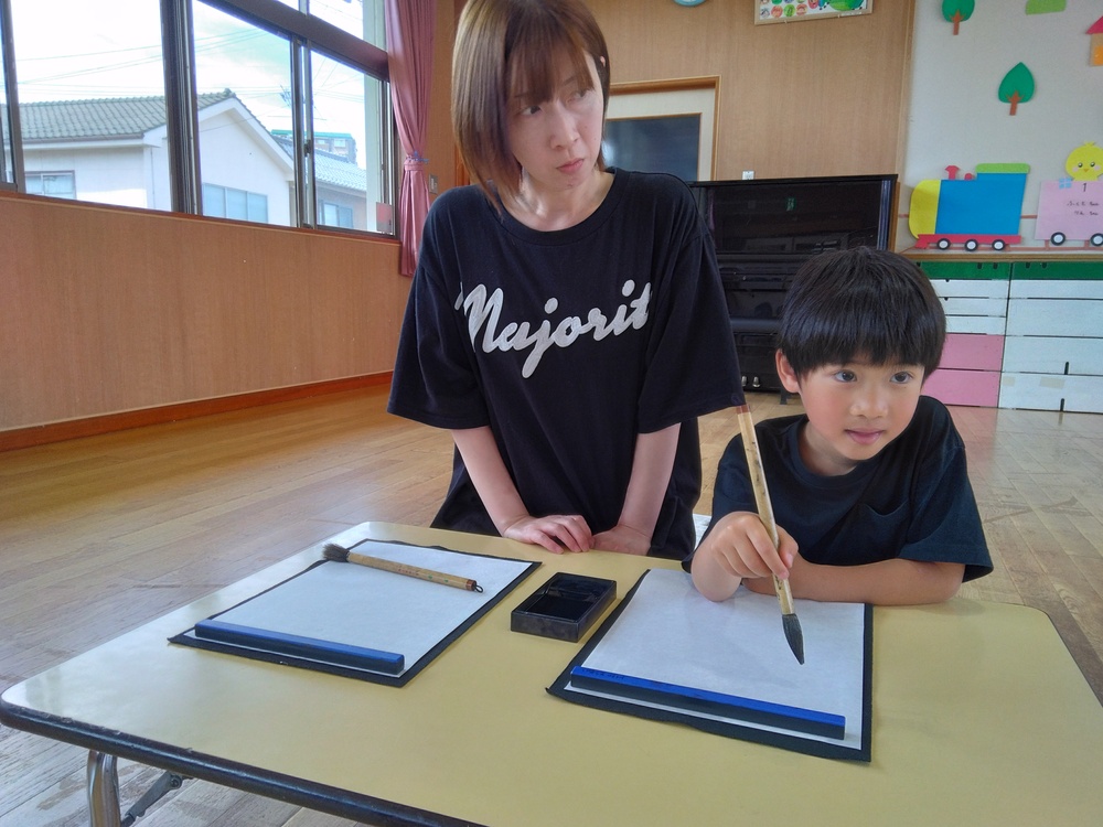 親子で習字体験をする様子2