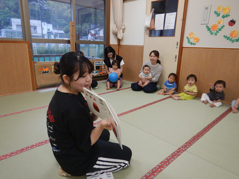 絵本読み聞かせの様子