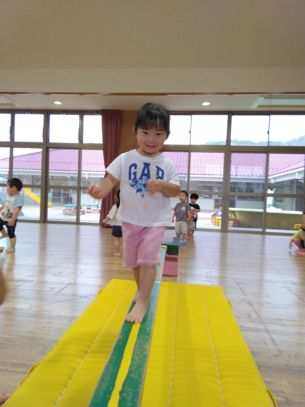 一本橋を渡っている