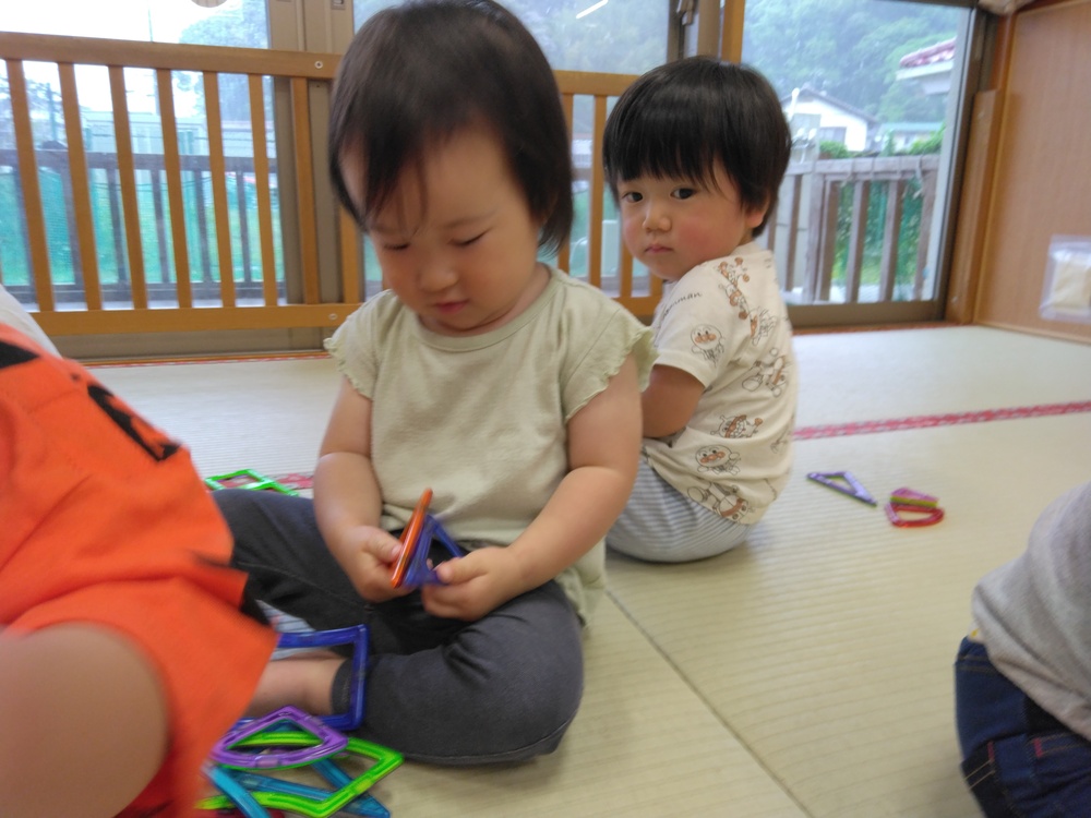 まぐブロックで遊ぶ子ども