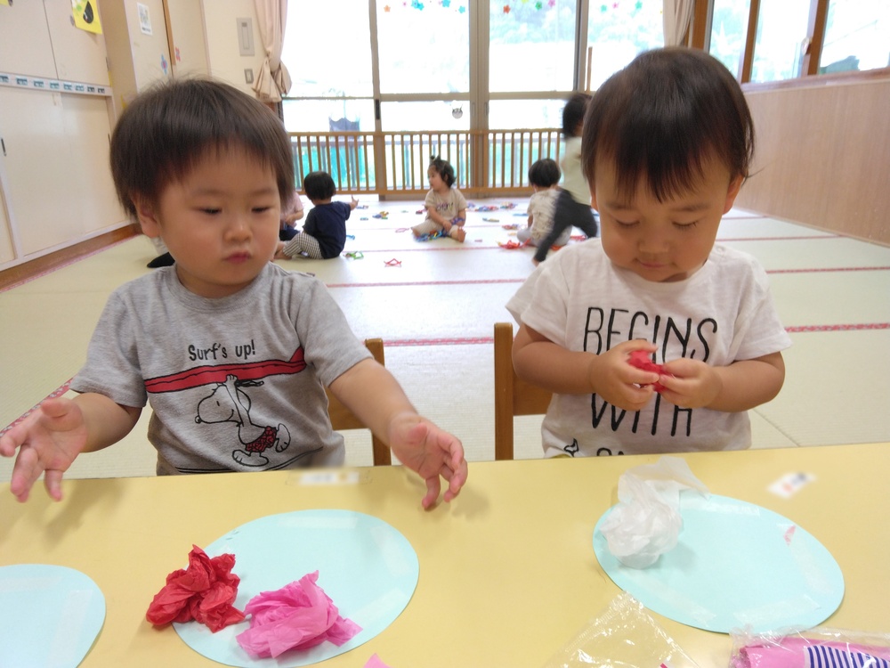 製作をする子ども (1)