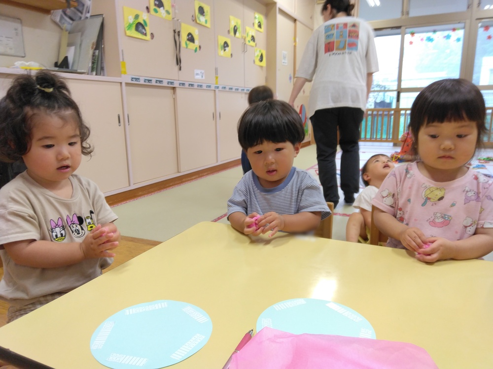 製作をする子ども (2)