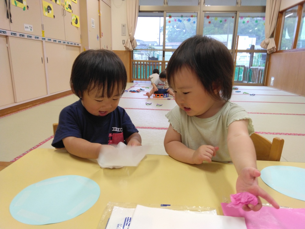 製作をする子ども (3)