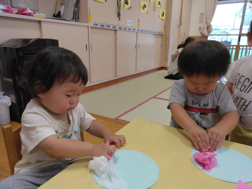 製作をする子ども (4)