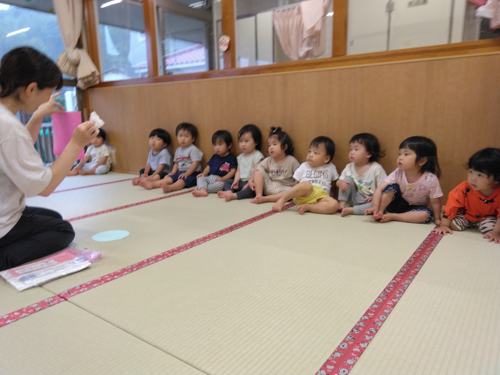 話を聞く子ども