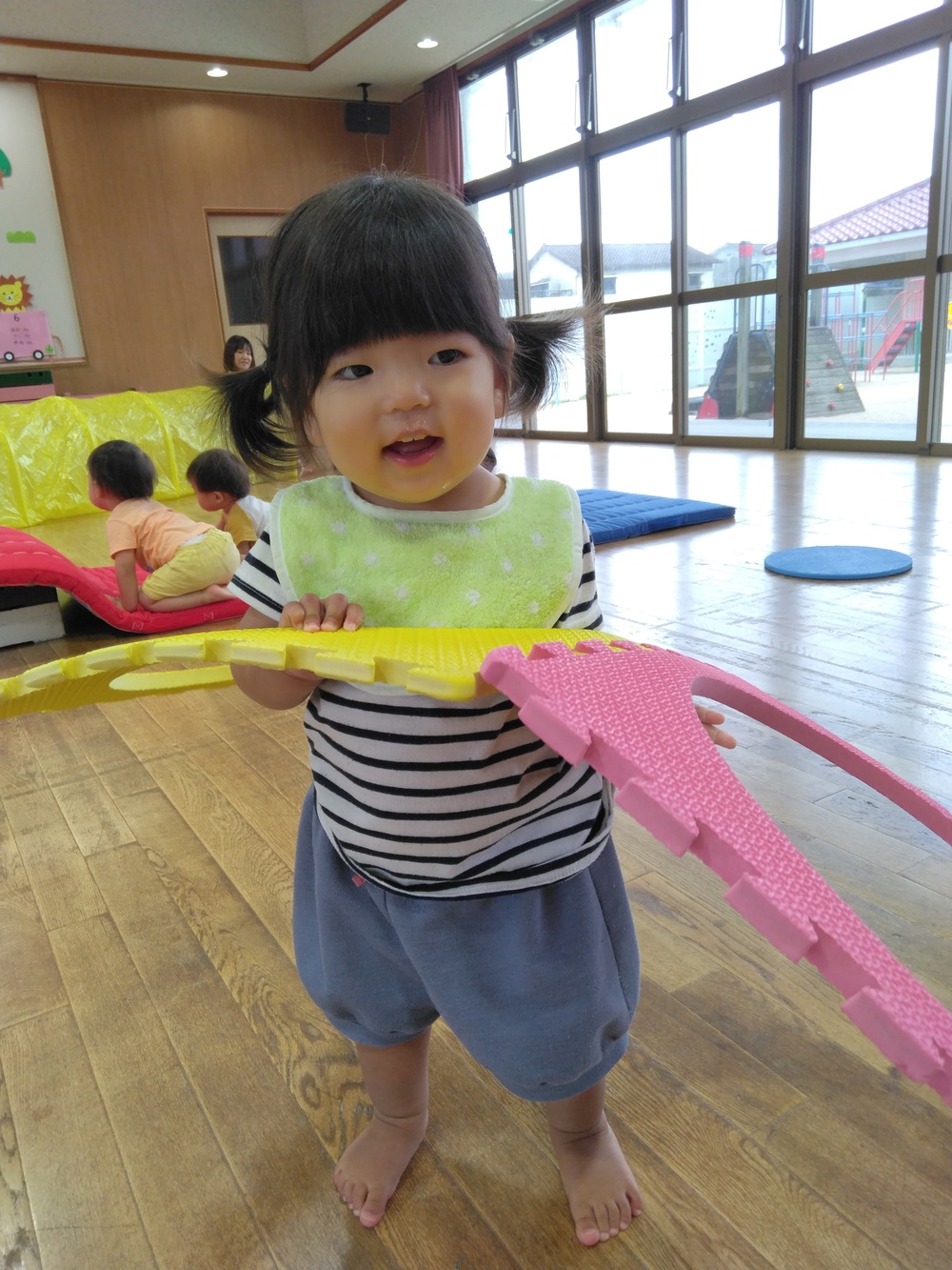 遊戯室で遊ぶ様子 (3)