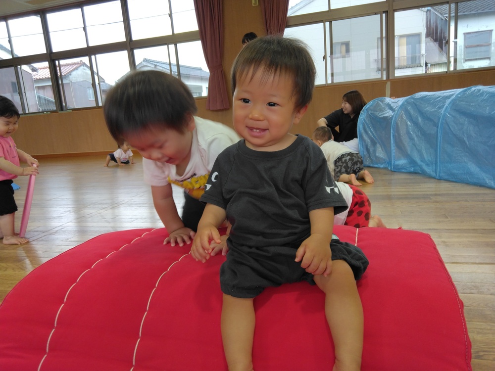 遊戯室で遊ぶ様子 (4)