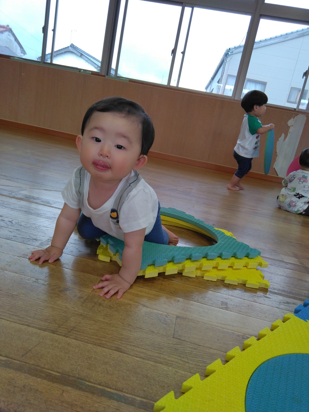 遊戯室で遊ぶ様子 (5)