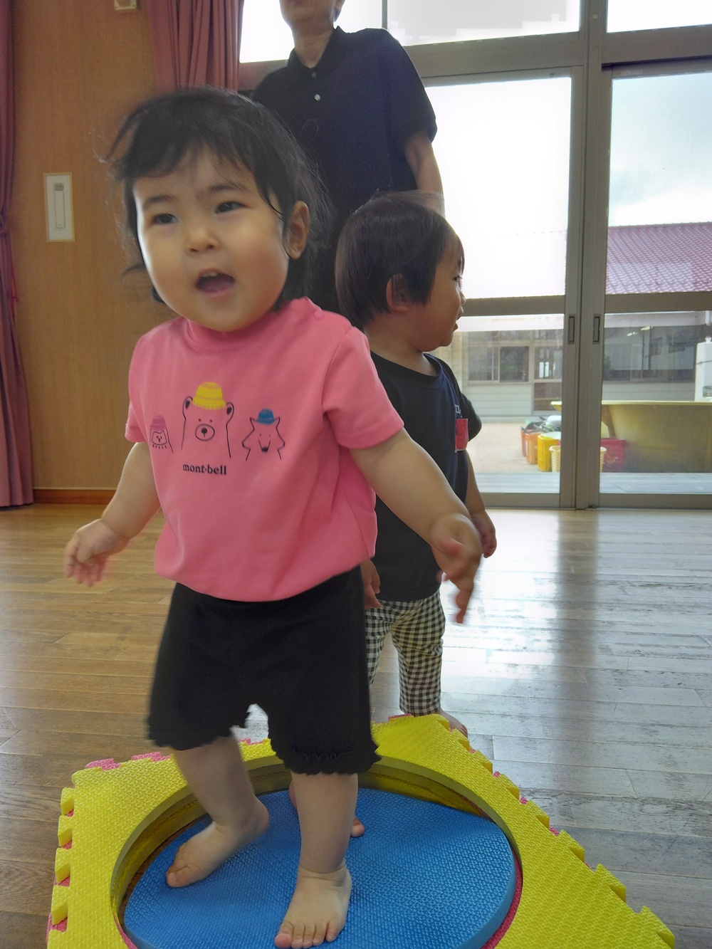 遊戯室で遊ぶ様子 (6)