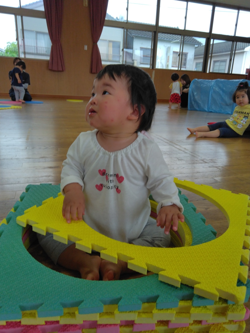 遊戯室で遊ぶ様子 (7)