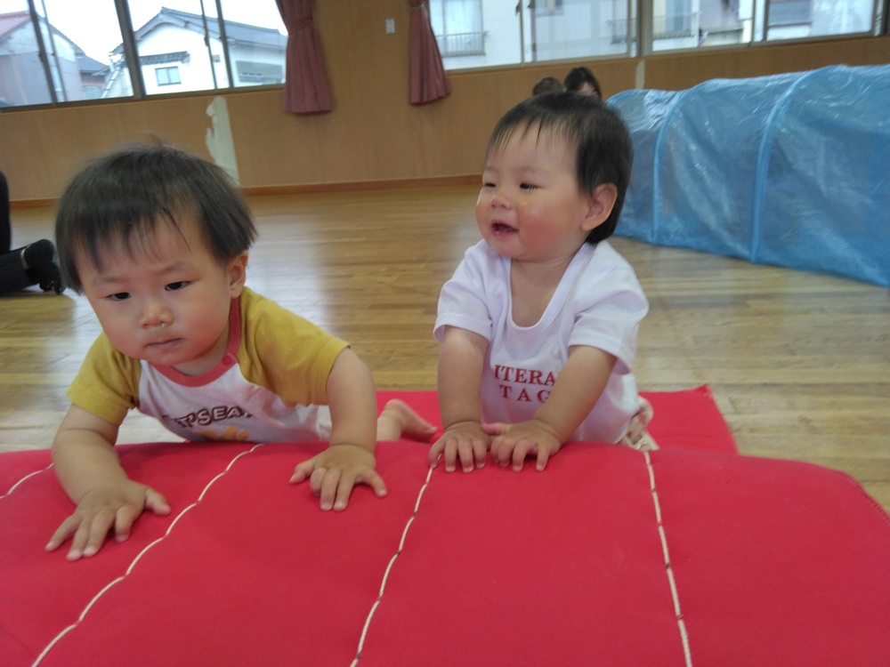 遊戯室で遊ぶ様子