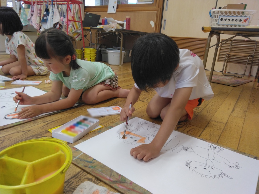 絵の具を使って色塗りをしている様子２