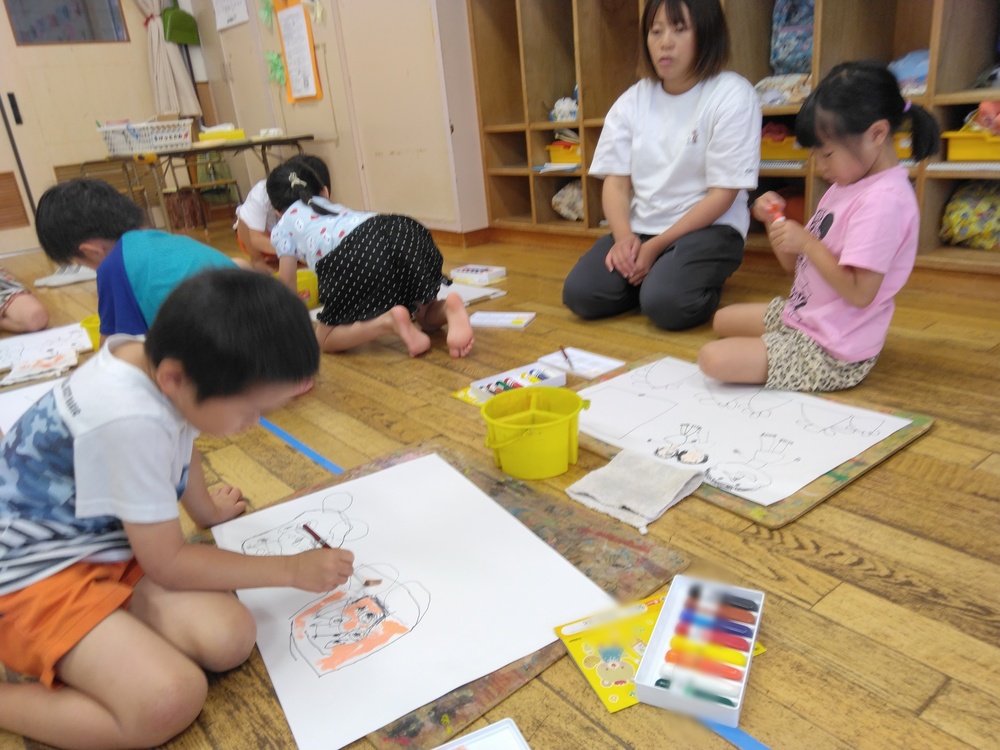 絵の具で塗っている様子