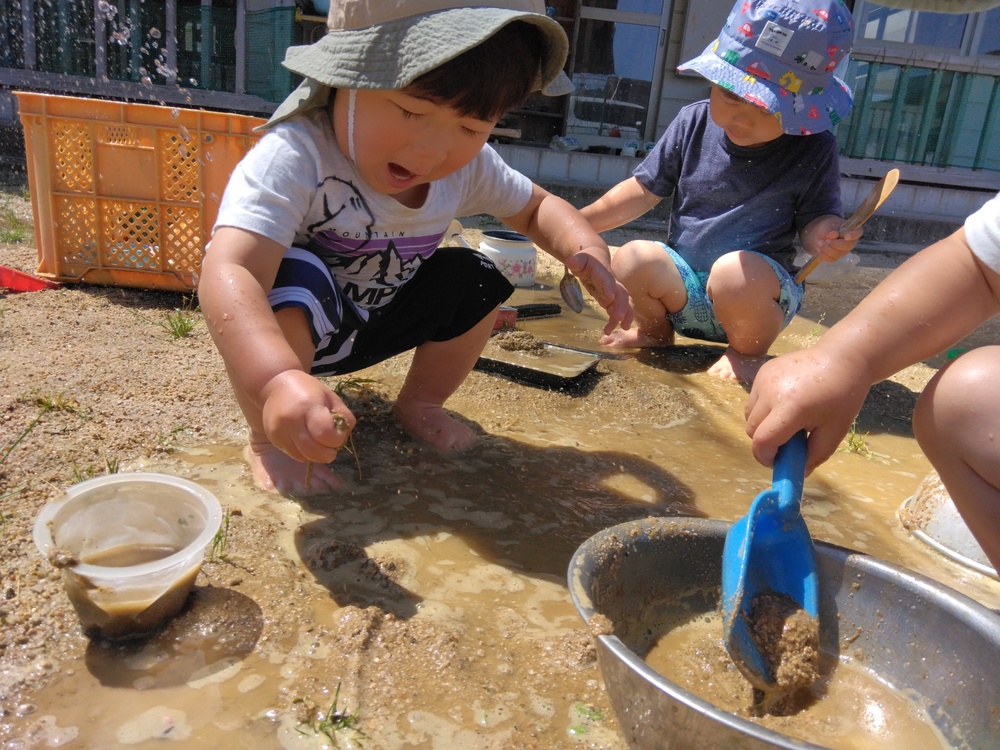 どろんこ遊びをする子ども (1)