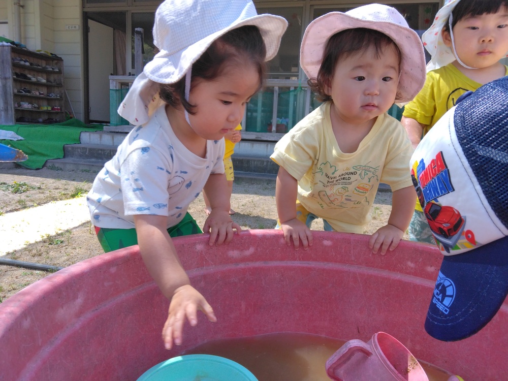 どろんこ遊びをする子ども (2)