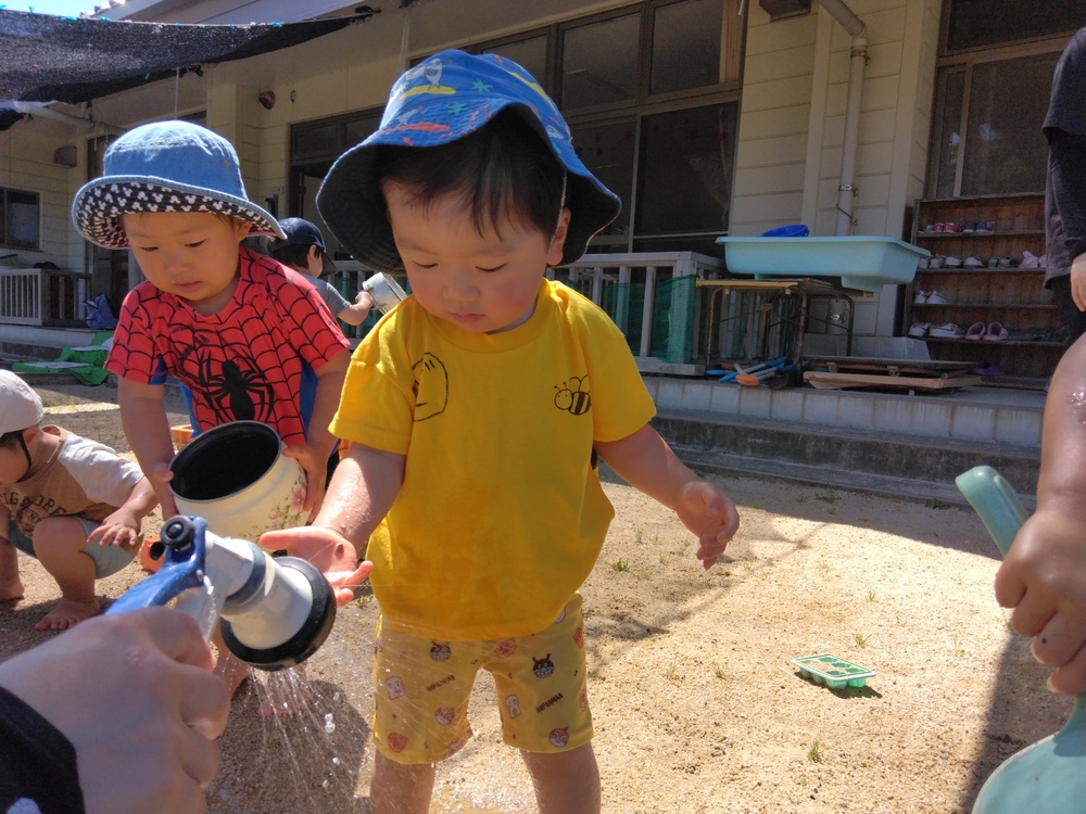 どろんこ遊びをする子ども (3)