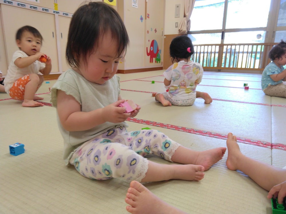 ブロックで遊ぶ子ども (1)