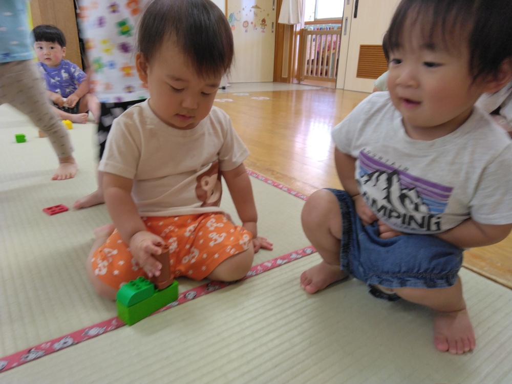 ブロックで遊ぶ子ども (2)