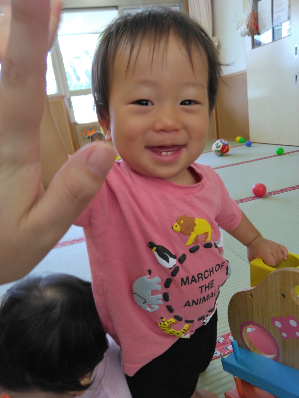 おもちゃで遊ぶ子ども (2)