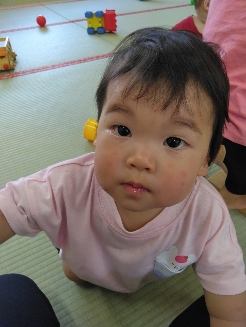 おもちゃで遊ぶ子ども (3)