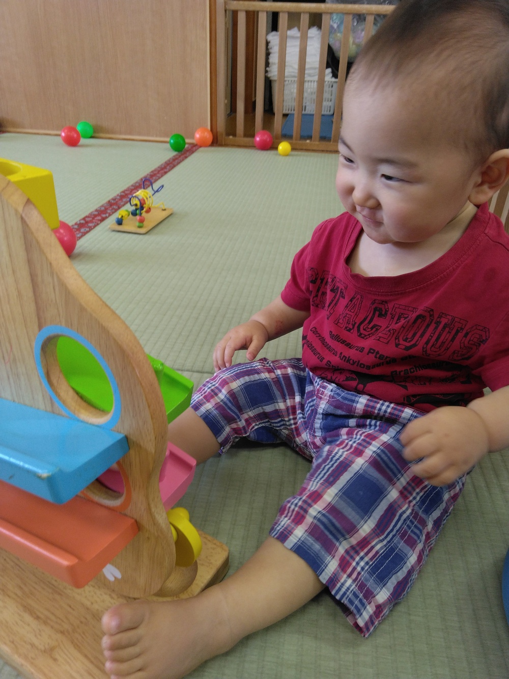 おもちゃで遊ぶ子ども (4)