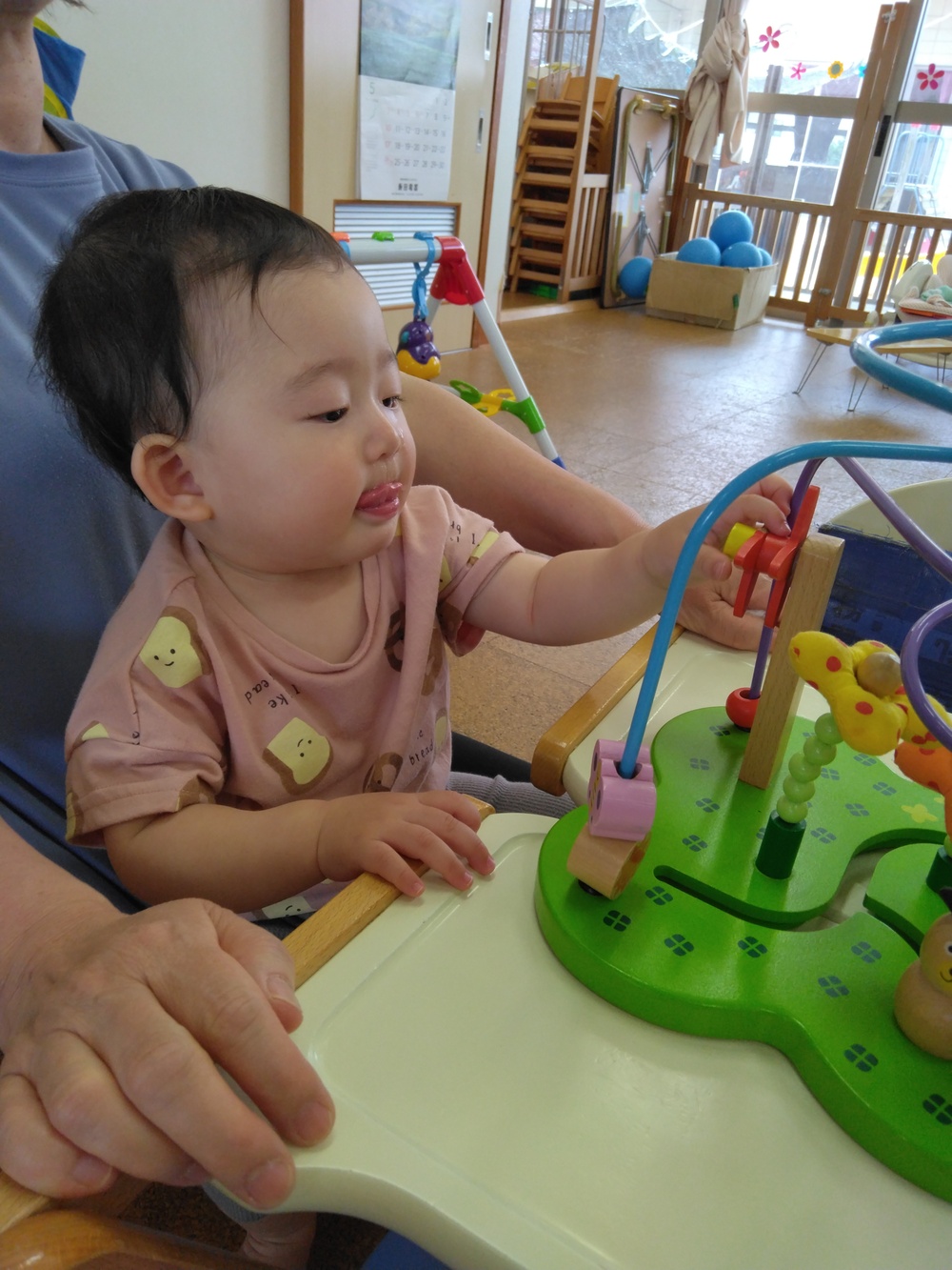 おもちゃで遊ぶ子ども