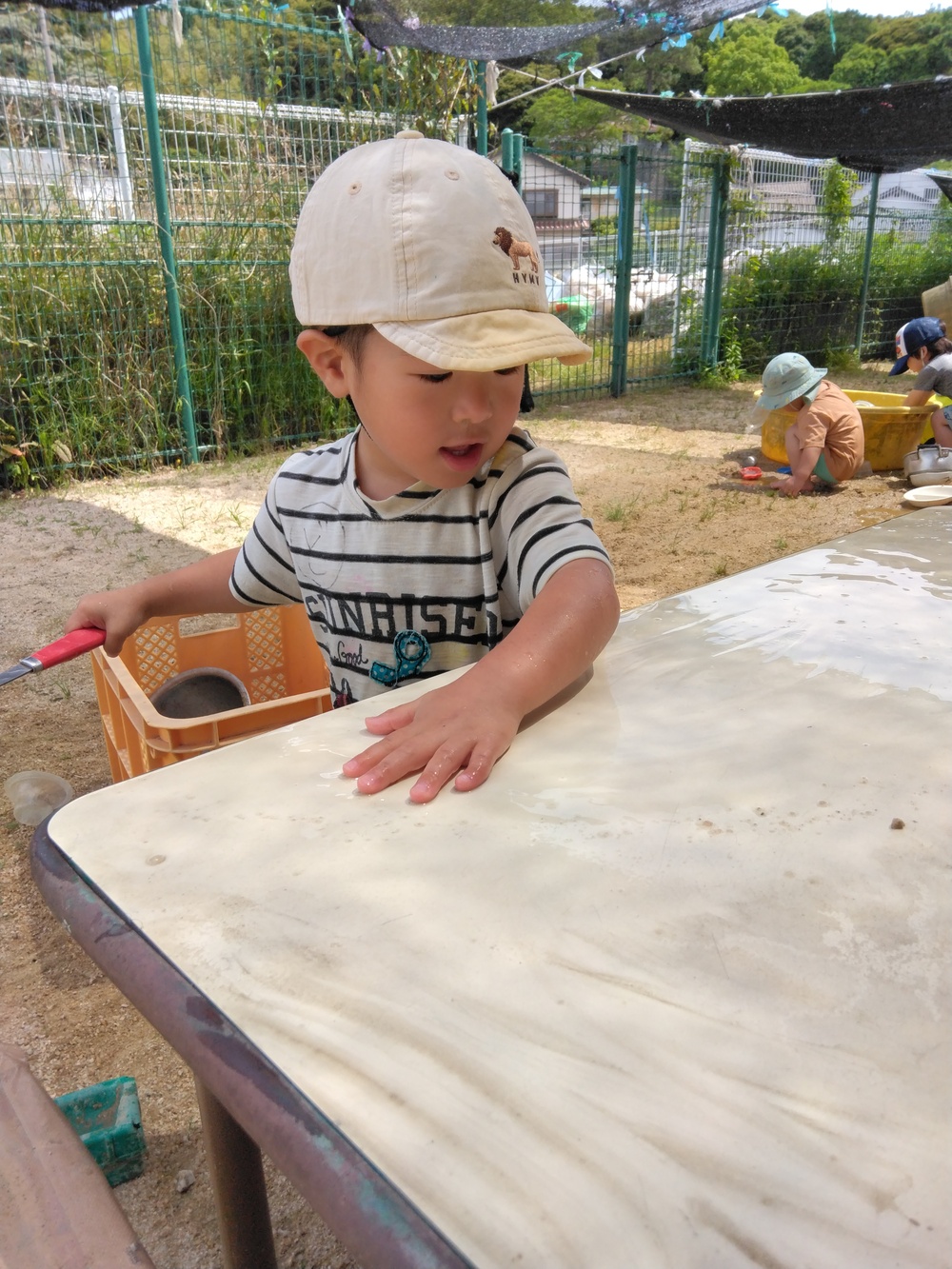 遊んでる