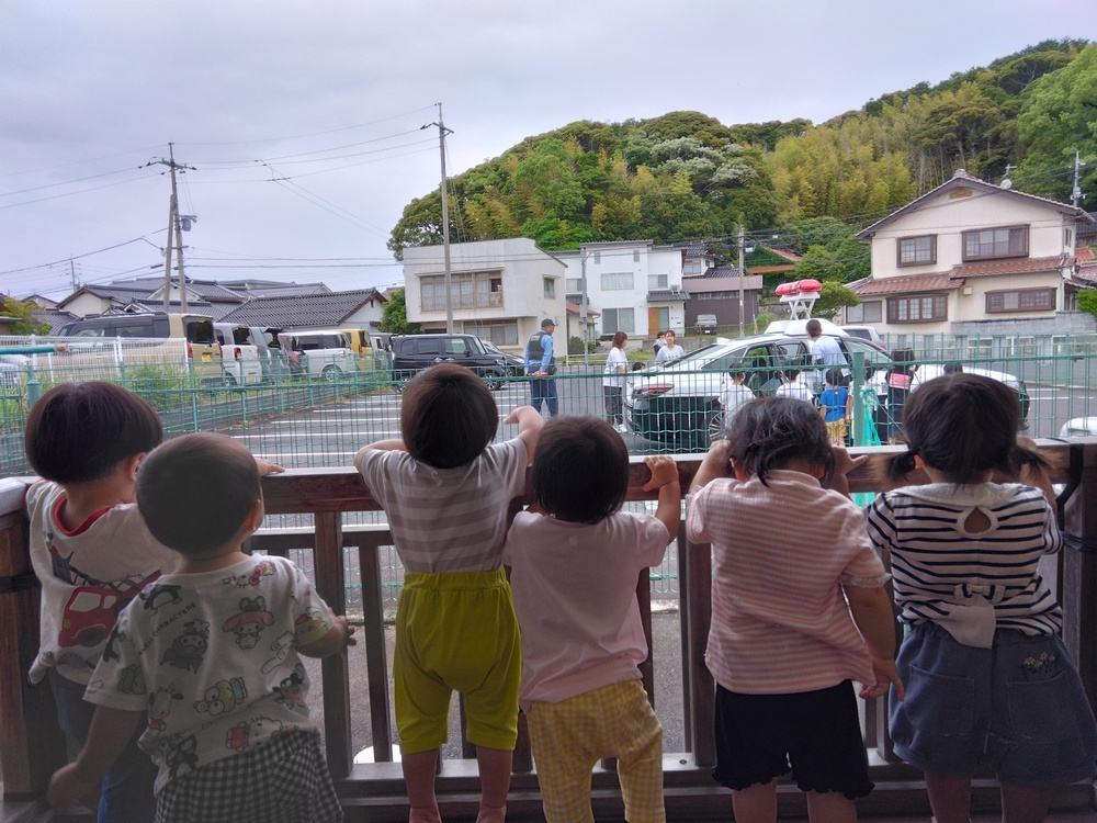 パトカーを見る子ども⑴