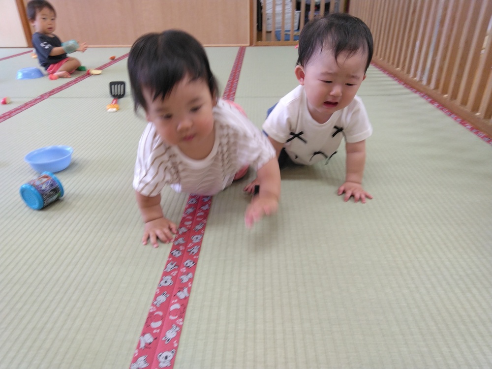 おままごとをする子ども４