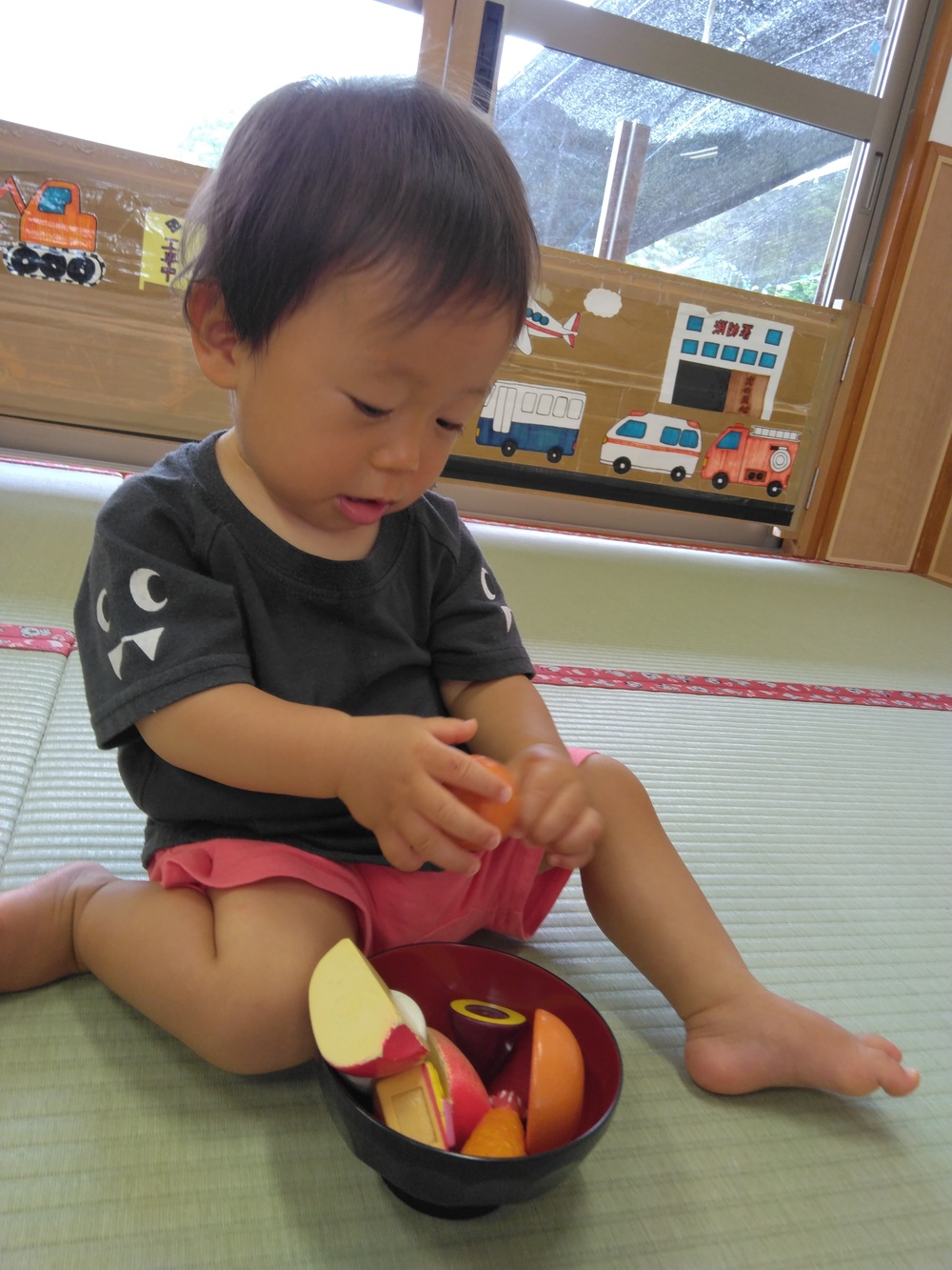 おままごとをする子ども