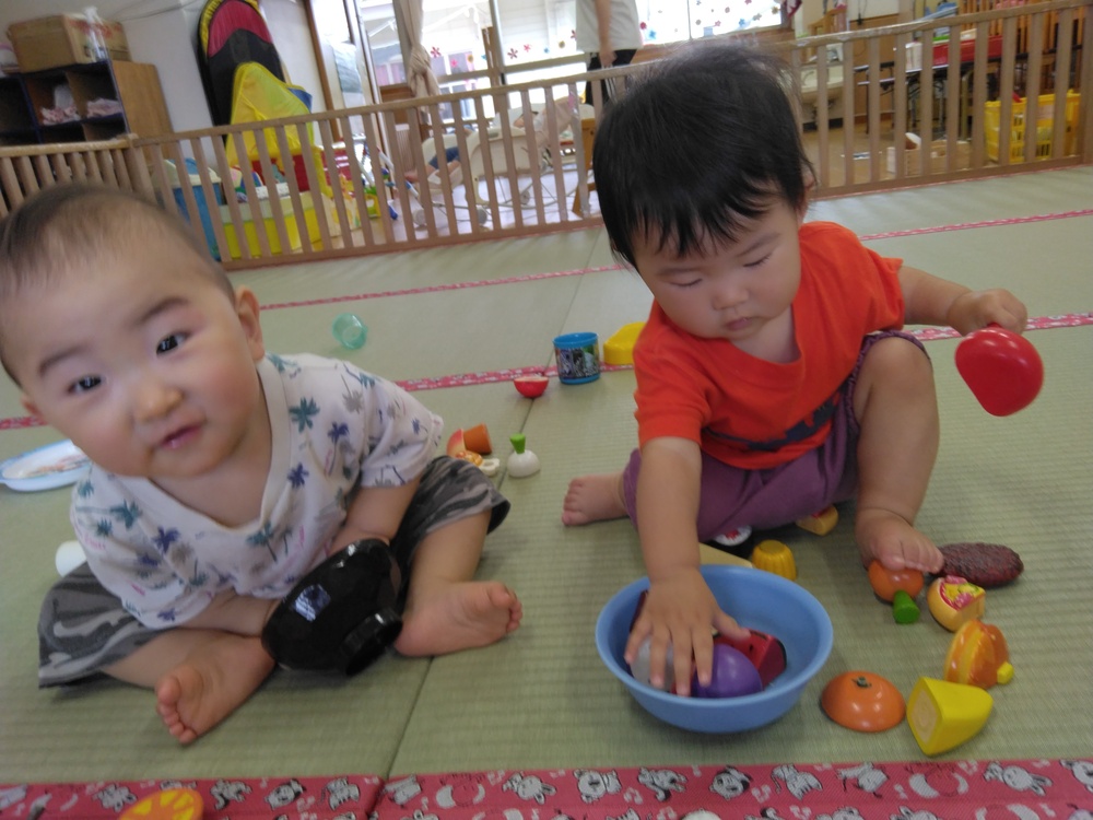 おままごとをする子ども２
