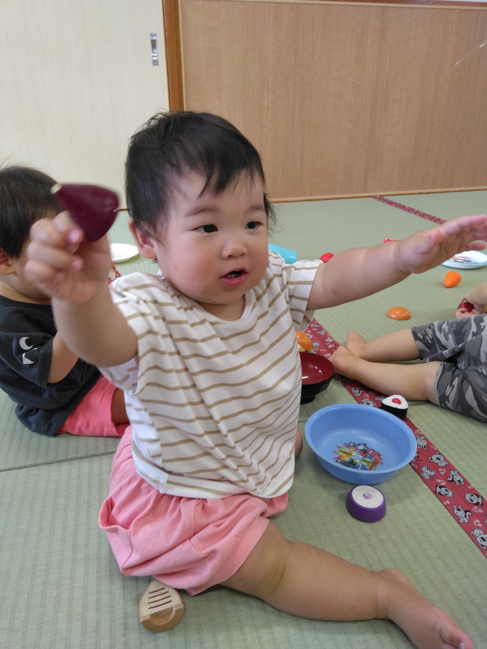 おままごとをする子ども３