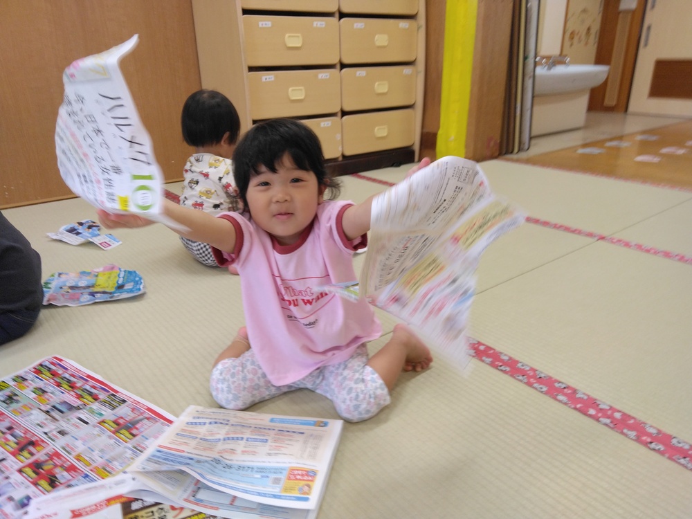 新聞紙遊びの様子 (1)