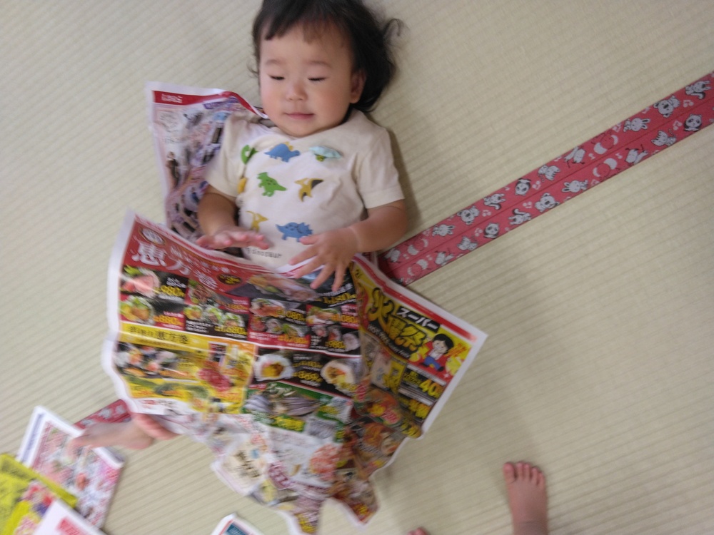 新聞紙遊びの様子 (2)
