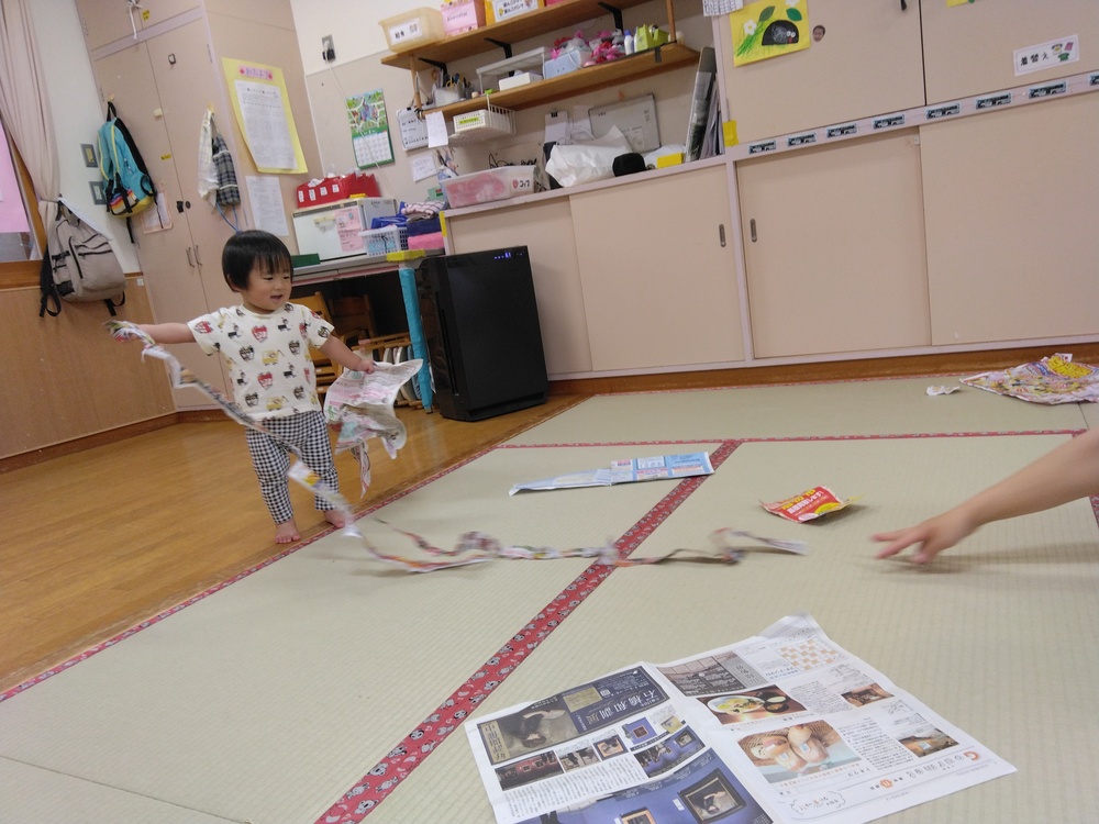 新聞紙遊びの様子 (3)