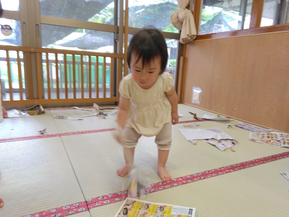 新聞紙遊びの様子 (4)