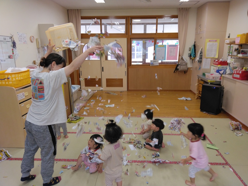 新聞紙遊びの様子 (5)