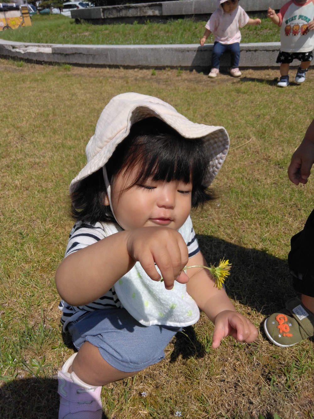 市民会館で遊ぶ子ども⑴