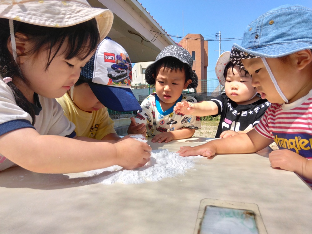 片栗粉を触っている