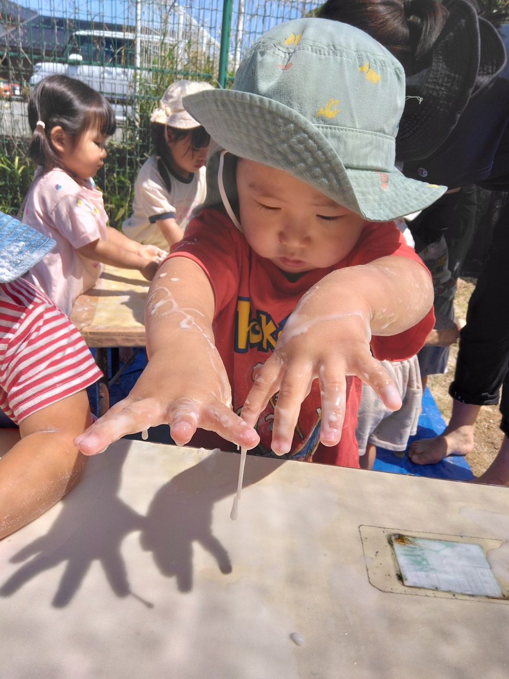 片栗粉粘土を触っている