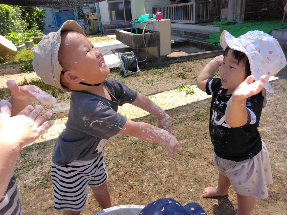 片栗粉粘土を触っている