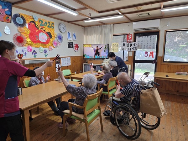 鳴子で体操中