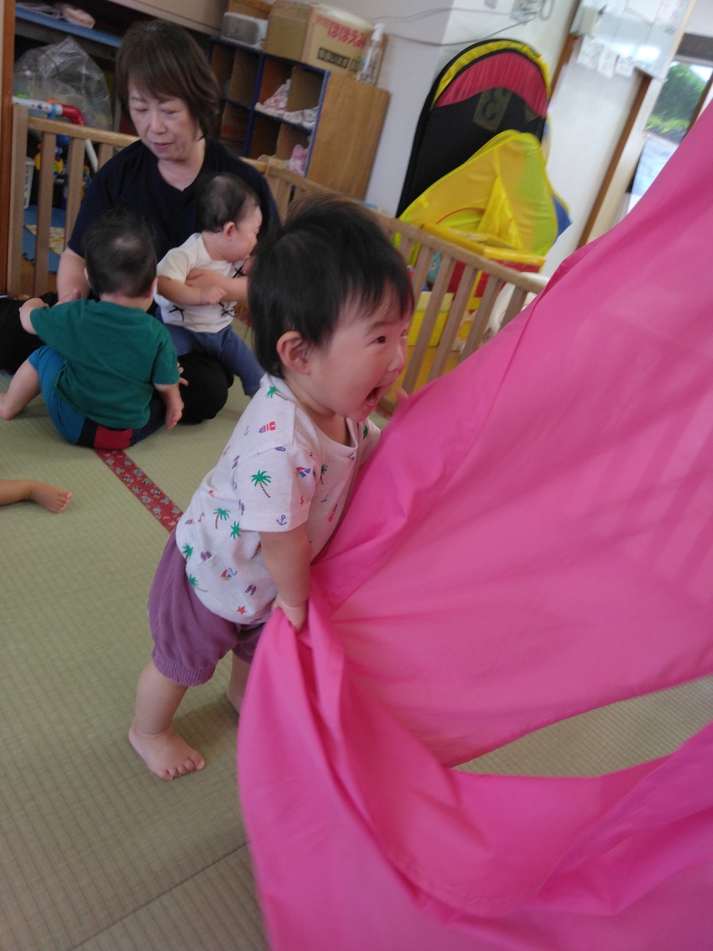パラウエーブで遊ぶ子ども (2)