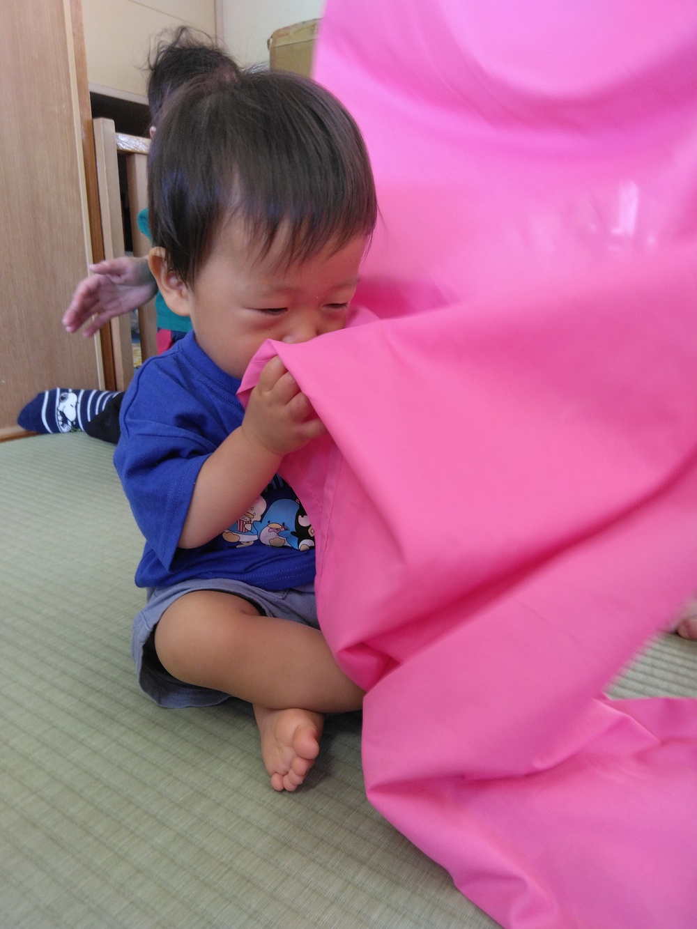 パラウエーブで遊ぶ子ども (3)