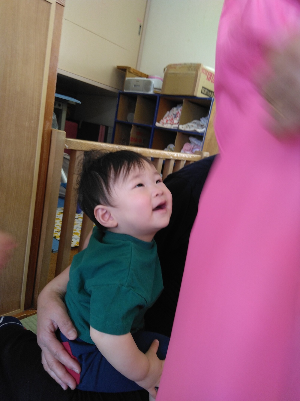 パラウエーブで遊ぶ子ども (4)