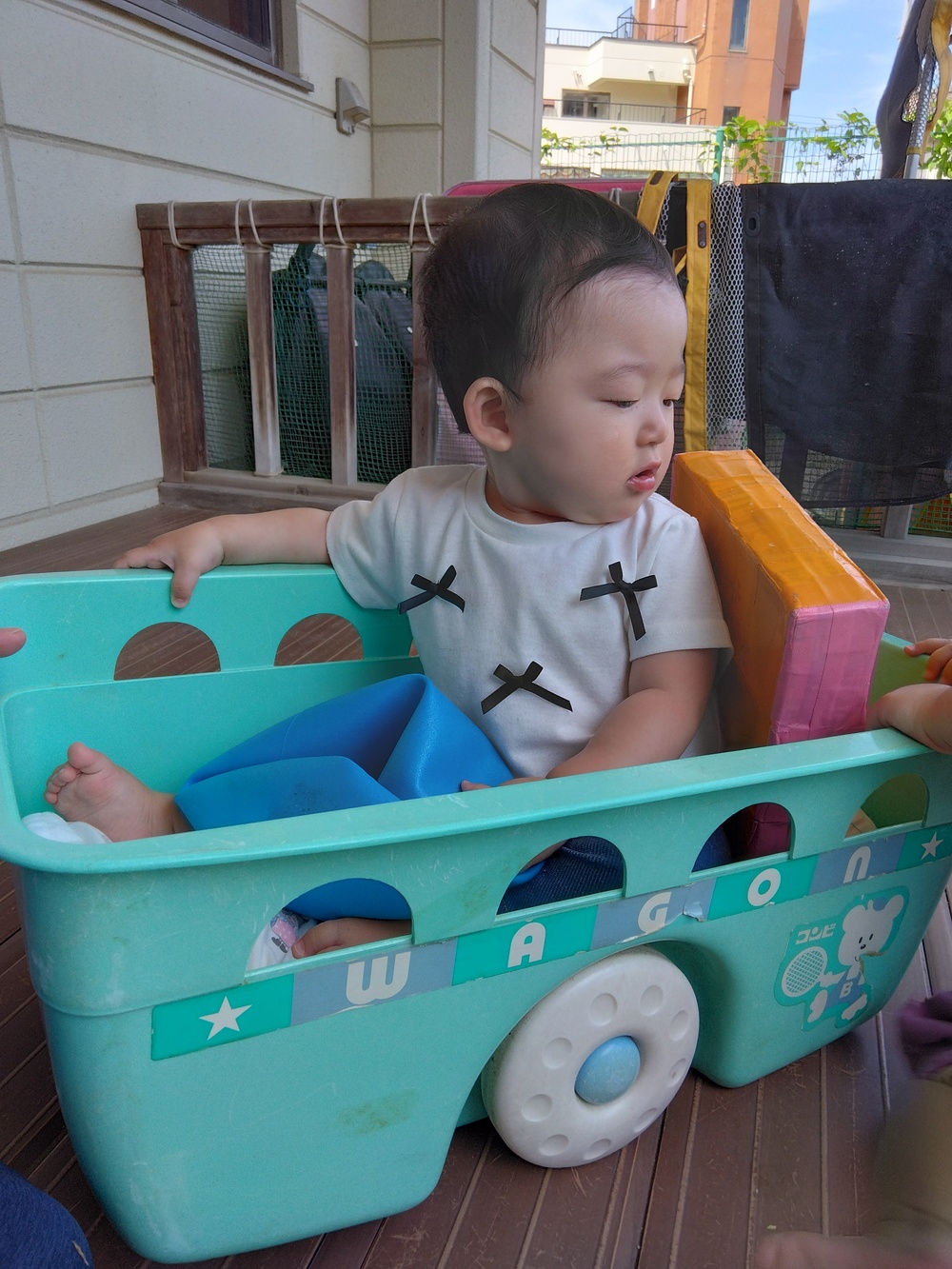 パラウエーブで遊ぶ子ども (5)