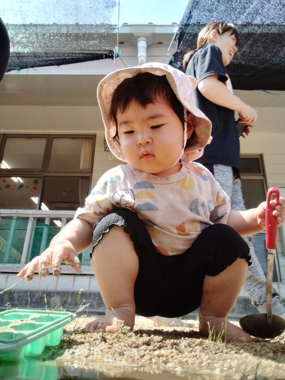 水遊びを楽しむ子ども (1)