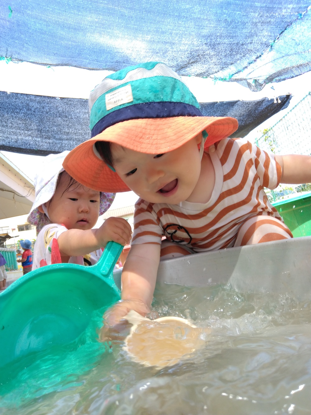 水遊びを楽しむ子ども (2)