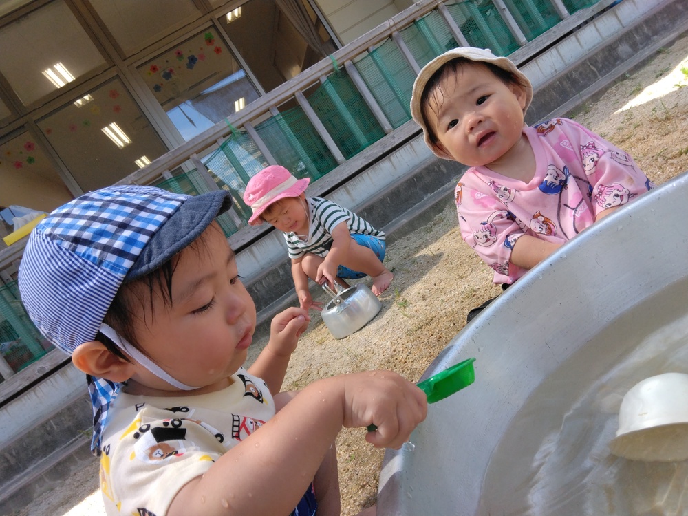 水遊びを楽しむ子ども (3)