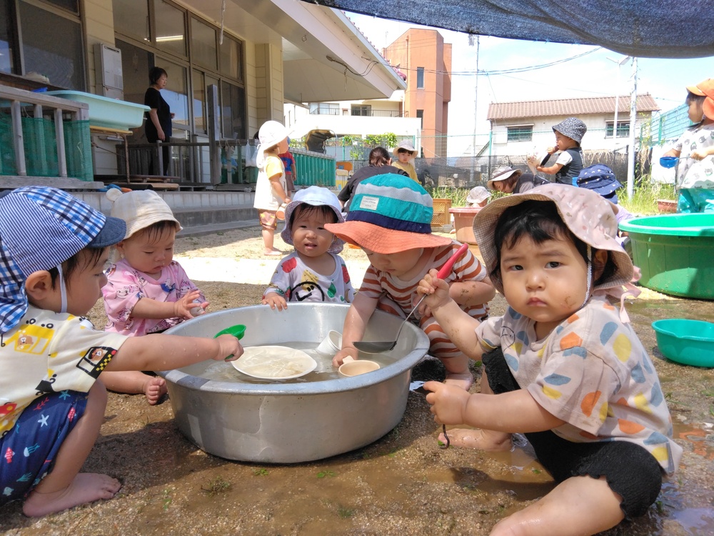 水遊びを楽しむ子ども (4)